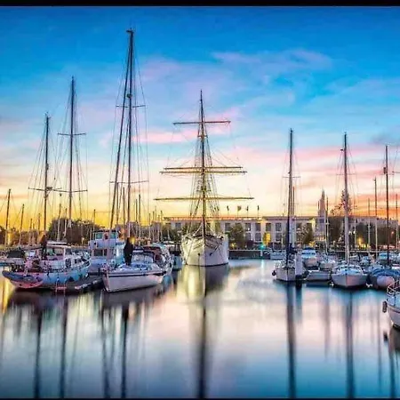 Chic, Luxe Loftstijl In Апартаменти